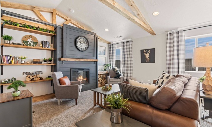 Caldwell House | Sawtooth Outdoor Vibes, Vaulted ceilings, Sleeps 8!