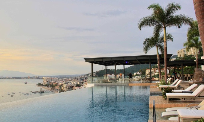 Amapas Condo | Sayan Beach - Luxurious Beachfront Condo - Sleeps 8