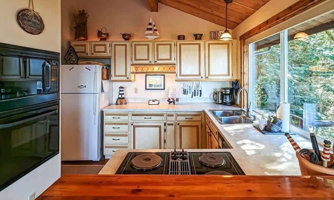 Sequim Cabin | SBH: Stunning Views & Hot Tub Relaxation