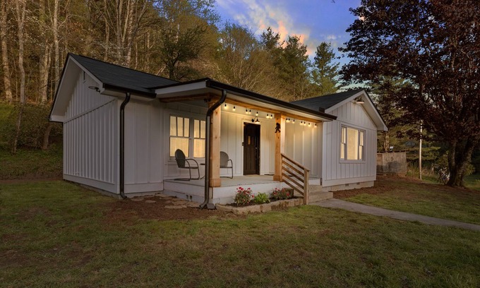 Scaly Mountain Other | Scaly Mtn/Highlands Modern NC Farmhouse-6.5 AC 2 Creeks