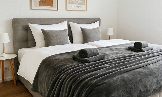 Buderich Apartment | Scandi Studio with balcony I 15 min Düsseldorf fair & airport