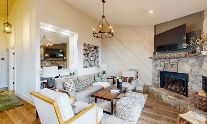 Sugar Mountain Condo | Scandinavian modern retreat with sweeping mountain views - shuttle to slopes