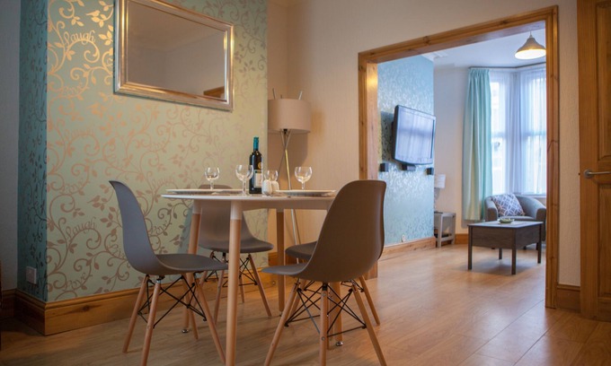 Scarborough City Centre House | Scarborough Central Pet friendly House - Perfect for couples- WIFI-Free Parking