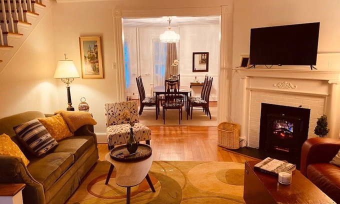 Old Town Winchester Apartment | Scarborough Fair walk to downtown two story apt