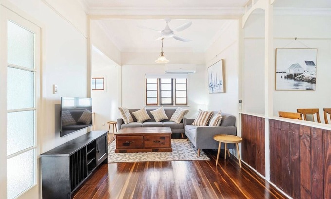 Scarness Cottage | Scarness Cottage Serene Queenslander by the Sea