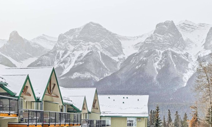 Harvie Heights House | Scenic 2BR Haven w/MTN Views + Near DT Banff!