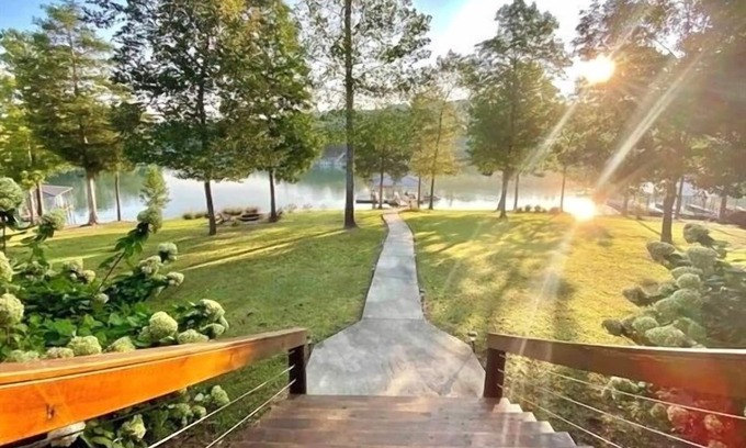 Double Springs House | Scenic 4BR Lake House | Kayaks,Dock & Cozy Firepit
