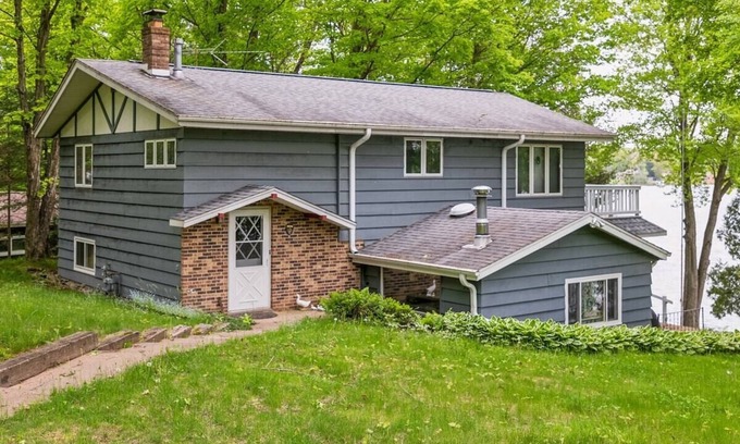 White Lake Cottage | Scenic 4BR Lake View Cottage