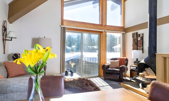 Mammoth Lakes Hotel | Scenic Alpine Room Near Yosemite Tioga Pass, Ski Rentals & Trailheads