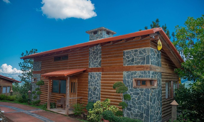 Jarabacoa Ski Chalet | Scenic and Cozy 2 bedroom with Jacuzzi on the balcony