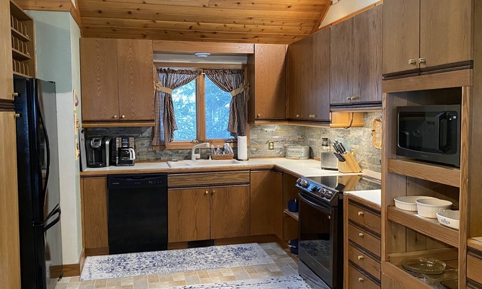 Middlebury Center House | Scenic and Secluded at Black Bear Lodge