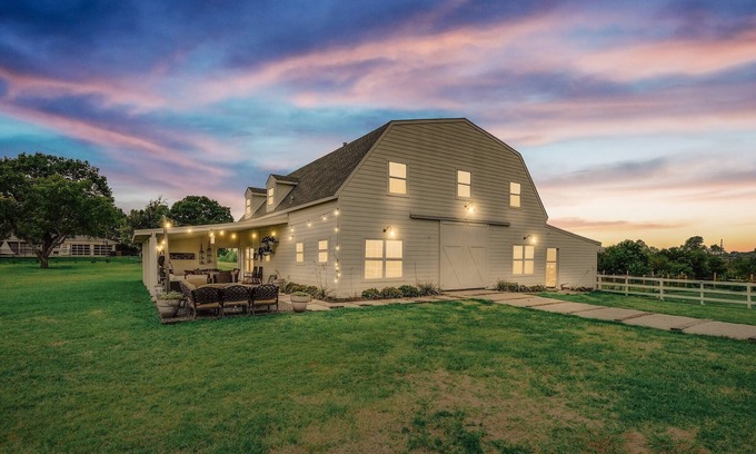 Garland House | Scenic Barndominium, Hot tub & Separate Suite