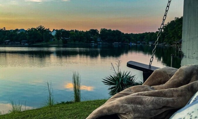 Bowling Green Apartment | Scenic Charlotte Lakehouse|4BR w/Patio-Hot Tub-BBQ