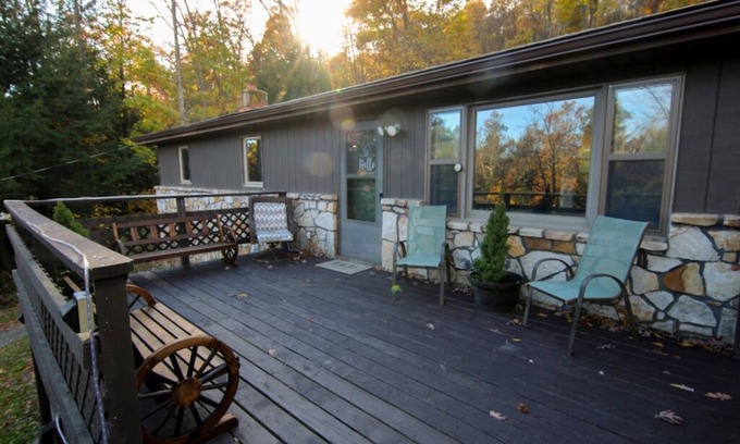 Oakland Cabin | Scenic Deep Creek Getaway Cabin-RICK'S RETREAT