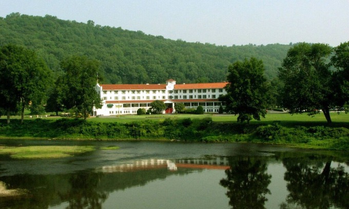Shawnee On Delaware House | Scenic Getaway Near Delaware's Top Hotspots | Relaxing Spa & Golf Retreat