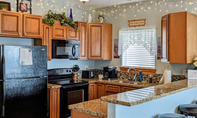Weiser House | Scenic Guest House Retreat with Stunning Views, Full Kitchen & Fast Wi-Fi.
