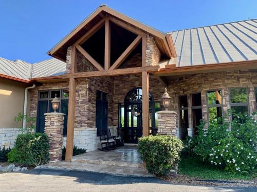 New Braunfels House | Scenic Hill Country Retreat - Rhino Ranch