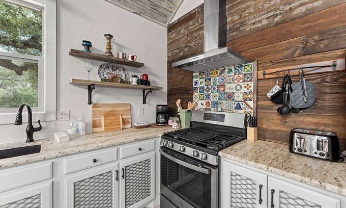 Comfort House | Scenic Hillside Cottage with Firepit & Observation Deck