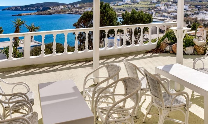 Azolimnos House | Scenic Holiday Home in Syros with Balcony
