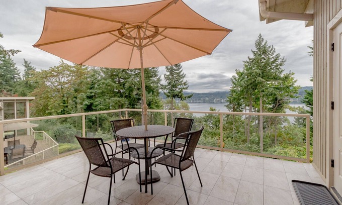 Northeast Bellevue House | Scenic Lake View Guest House