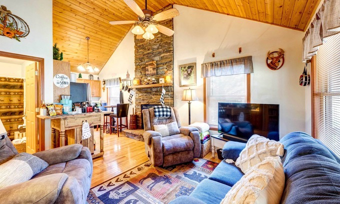 Marble Cabin | Scenic Marble Cabin w/Fire Pit!