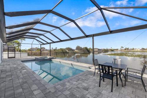 Mariner House | Scenic Modern Waterfront Stay w Heated Pool and Spa