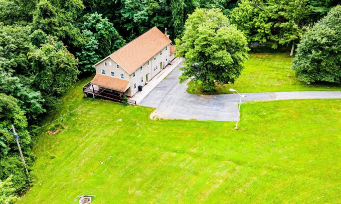 Waynesboro House | Scenic Mountain Top Retreat with 28 Beds