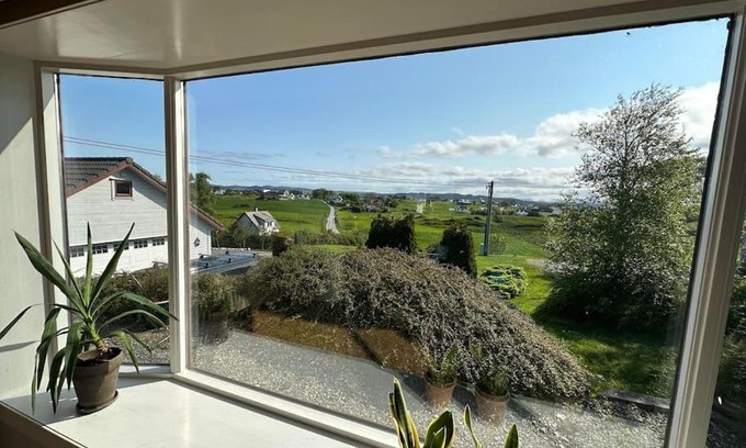 Karmoy House | Scenic Norwegian Getaway - Cozy Home w Garden & All-Day Sun