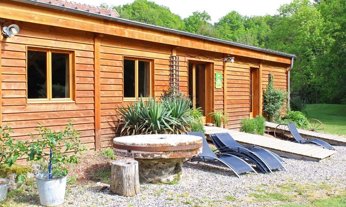 Vernusse Cottage | Scenic Retreat: Heated Pool, River, Gym, Sauna - Sleeps 5