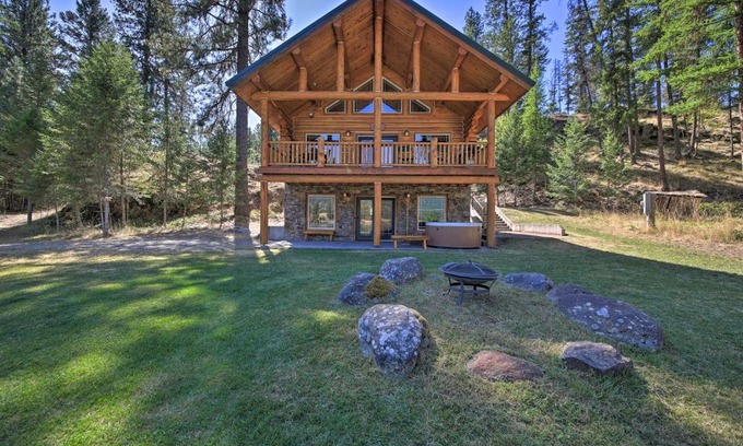 Thompson Falls House | Scenic Riverfront Retreat with Hot Tub and Kayaks!