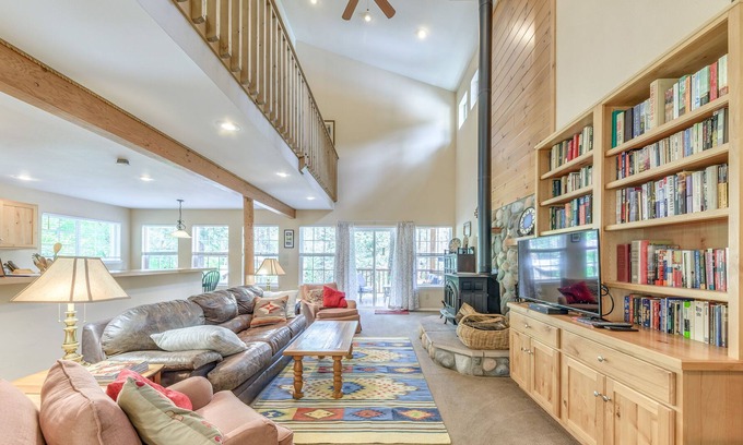 Ruidoso Cabin | Scenic Riverside Cabin in Ruidoso w/ Deck & Grill!