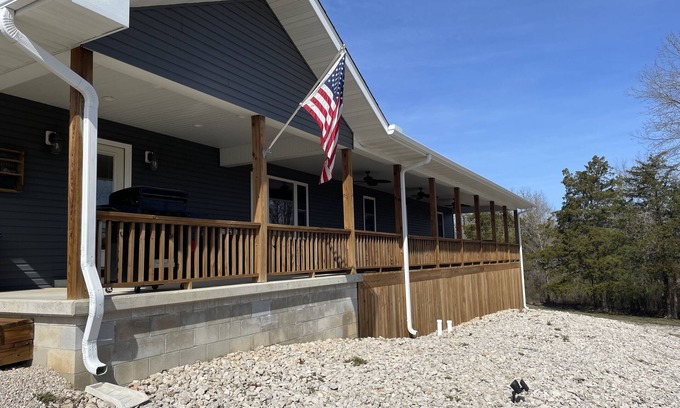Eminence House | Scenic Riverways Retreat + Bunkhouse – Perfect for Families & Groups