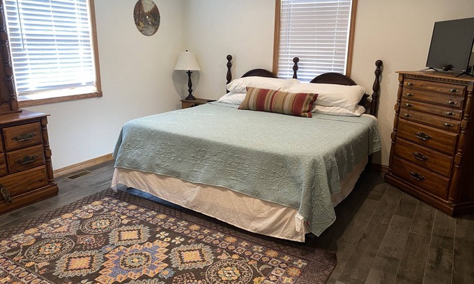 Eminence House | Scenic Riverways Retreat - Perfect for Families and Groups