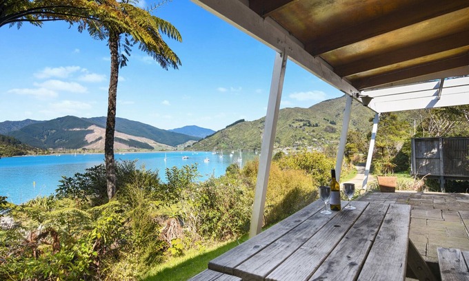 Anakiwa House | Scenic Serenity - Anakiwa Holiday Home