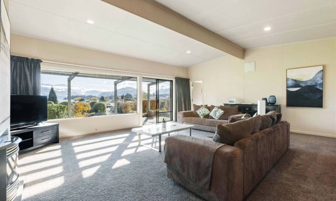 Wanaka House | Scenic Stay: Front-Row Lake & Mountain Views