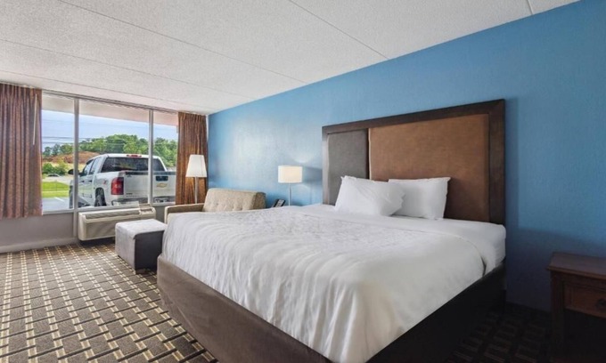 Greeneville Hotel | Scenic Stay With Pet Access Near Jordan Knob and Trail
