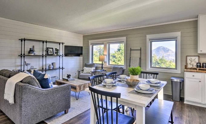 Carson Apartment | Scenic Studio with Loft and View of the Columbia River