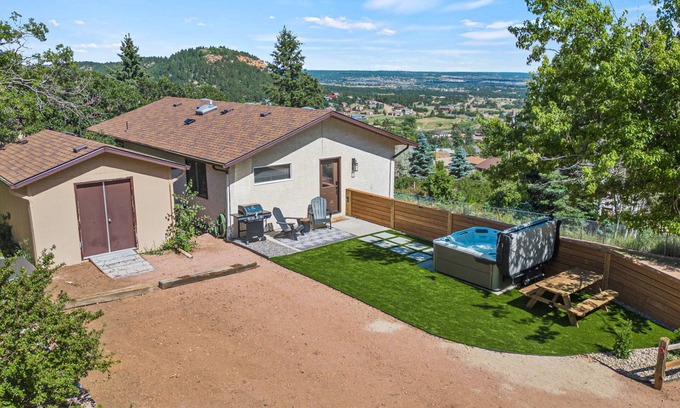 Palmer Lake Apartment | Scenic Summit Hideaway - Amazing views @ top of Palmer Lake, with hot tub!