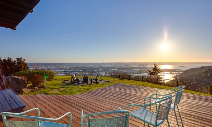 Northeast Tacoma Apartment | Scenic Tacoma Apartment w/Deck & Fire Pit!