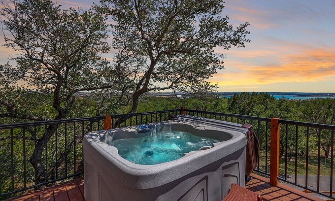 Canyon Lake Cabin | Scenic Treehouse I Hot Tub, Lake views