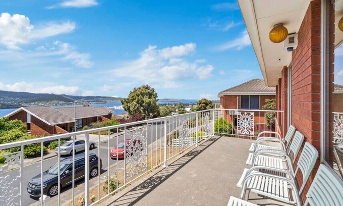 Lutana House | Scenic Urban Retreat, Close to CBD Sleeps10