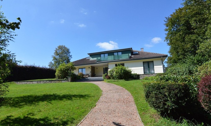 Walk Villa | Scenic Villa near Lake View