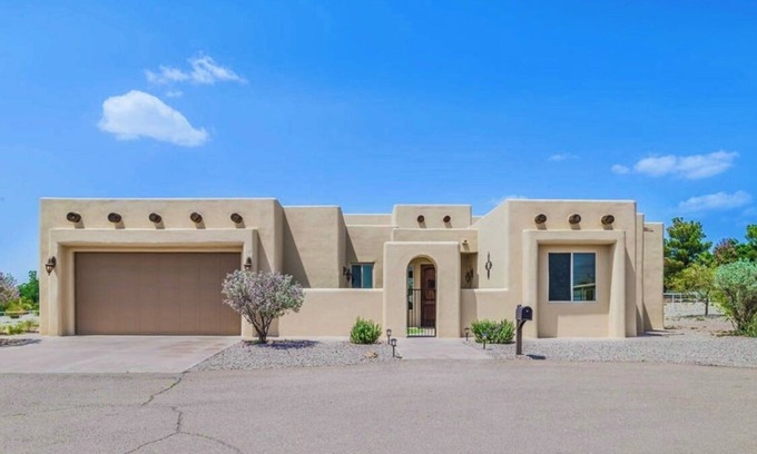 Alamogordo House | Scenic Vista with Game Room and Putting Green