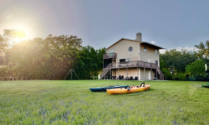 Bearss Plaza House | Scenic Waterfront Getaway – Private Stay
