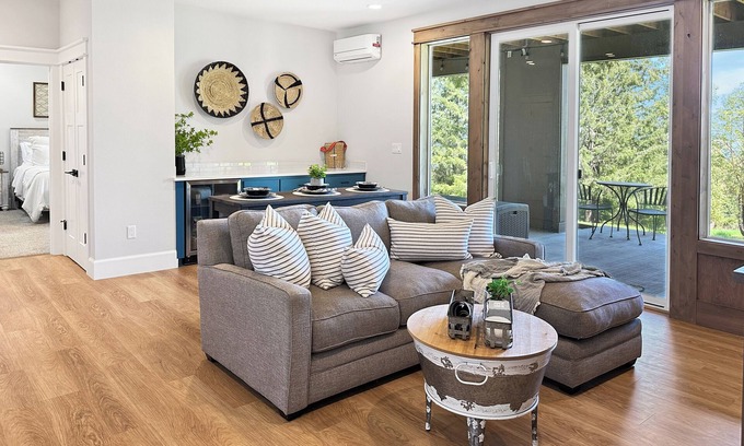 Cornelius Apartment | Scenic Wine Country Retreat. Hot Tub, Spa Bath + Covered Patio w/Views