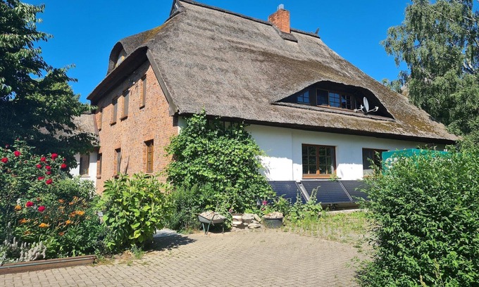 Hof Redentin Apartment | Schöne Wohnung in einem reetgedeckten Bauernhaus