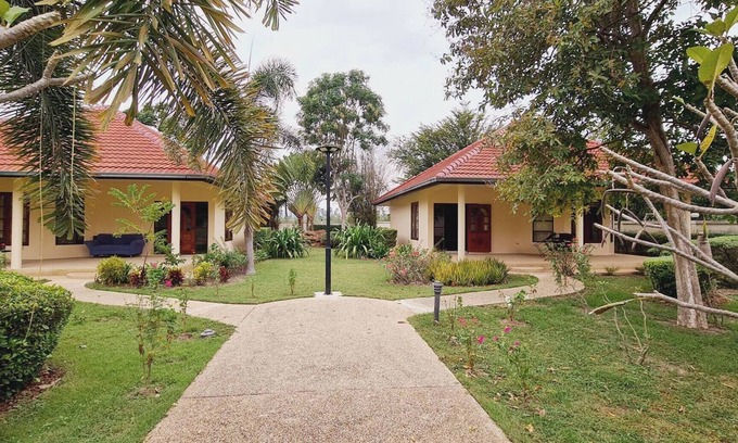 Cha-am House | Schönes Bungalow mit gemeinschaftichem Außenpool und 2km vom Sandstrand enfernt