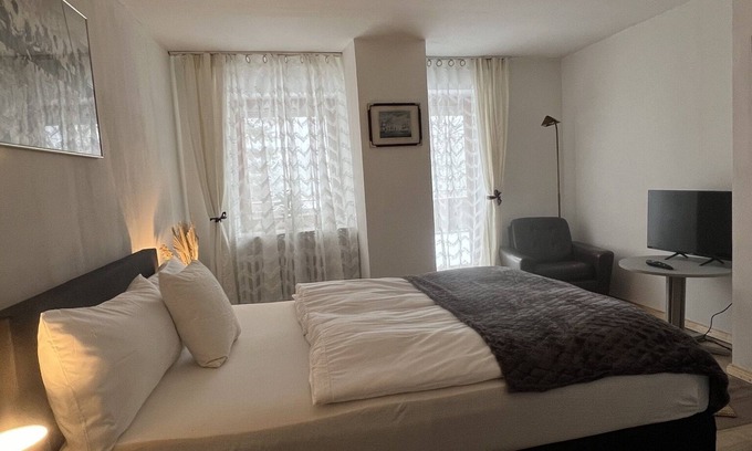Steinsfeld Apartment | Schönes Doppelzimmer mit Terrasse