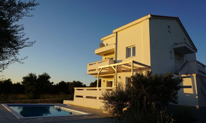 Jakisnica House | Schönes Ferienhaus mit Pool an der Adria