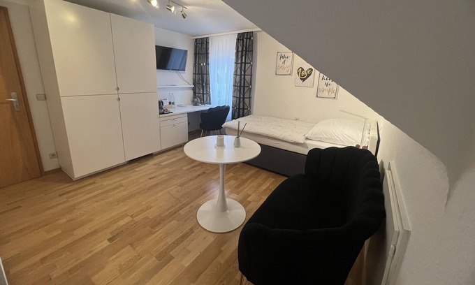 Ulm Apartment | Schönes Zimmer mit integriertem Bad - ideal für Geschäftsreisen